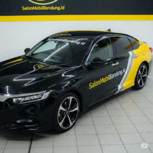 Teknisi SalonMobilBandung.id mengaplikasikan Nano Ceramic pada Honda Accord