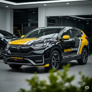 Teknisi SalonMobilBandung.id mengaplikasikan Nano Ceramic pada Honda CRV