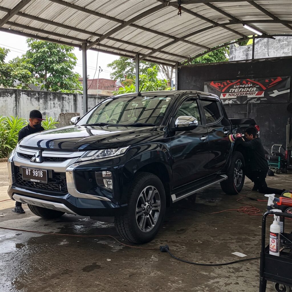 Salon Mobil Mitsubishi Strada di Bandung - Pembersihan Eksterior dan Detailing